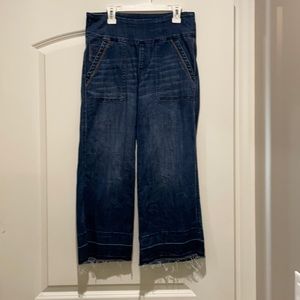 Stretchy and pull-on ankle length capris